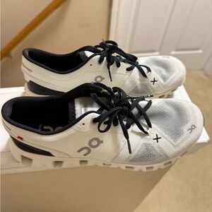 On Cloud White and Black Athletic Shoes 9.5